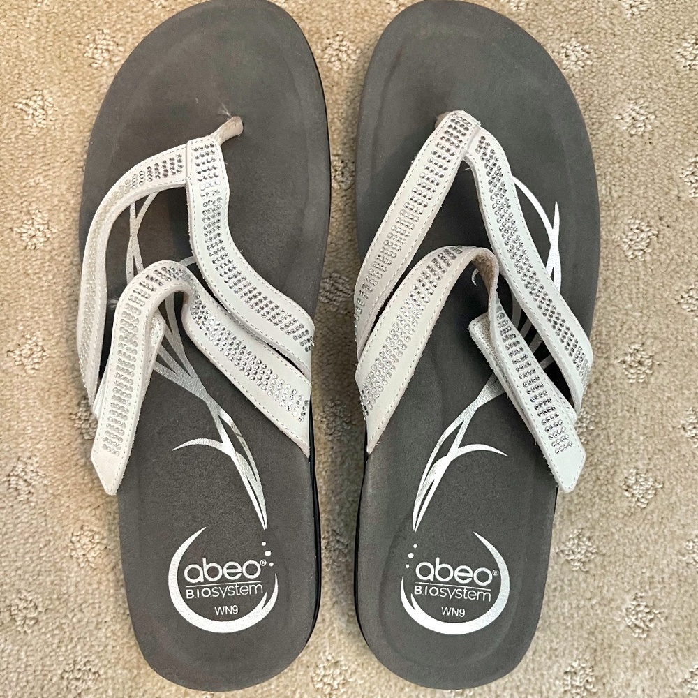 abeo b.i.o.system women's sz 9 leather sandals with rhinestone accents